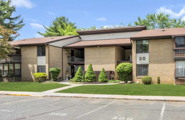 30 Meadow Green Circle Gallery 1
