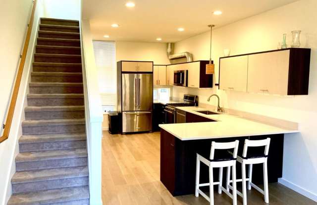 Modern 3BR/2BA Townhome in Bryant Near U Village & Burke-Gilman Trail Gallery 3