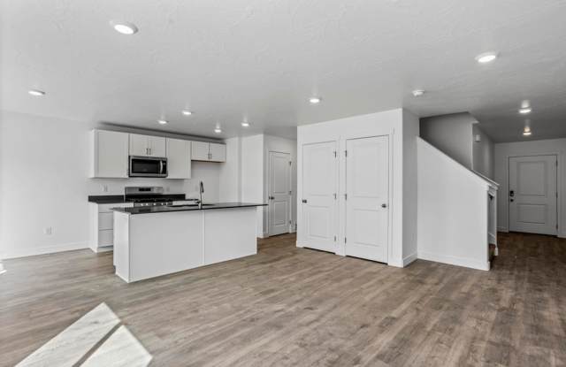Townhome With Great Amenities & Pet Friendly! Gallery 1