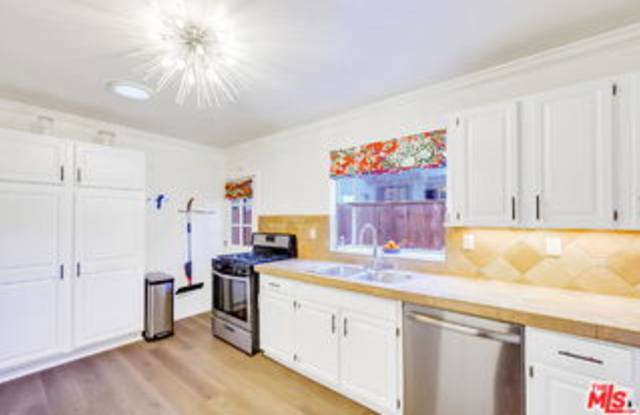 8838 Rosewood Avenue Gallery 4