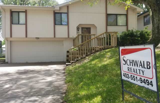 Great location! 3 bed, 2 bath home in southwest Omaha. photos photos