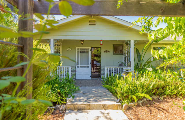 Cozy 2 Bedroom Cottage with Lush Gardens photos photos