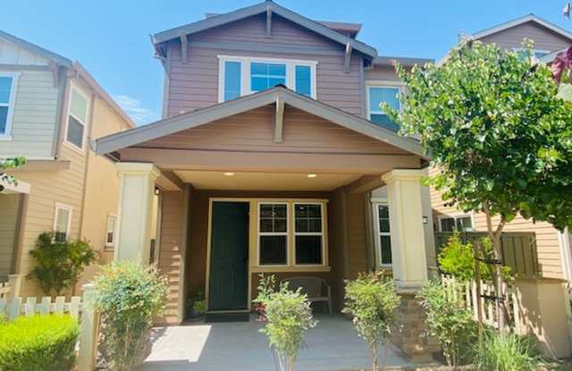 Charming Tri-Level, 3BD/3.5BA + Loft SFR in Martinez- Available NOW!!! - 312 North Park Court, Martinez, CA 94553