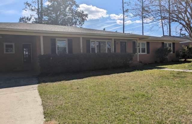 Beautiful home conveniently located - 105 Breckenridge Drive, Valdosta, GA 31605