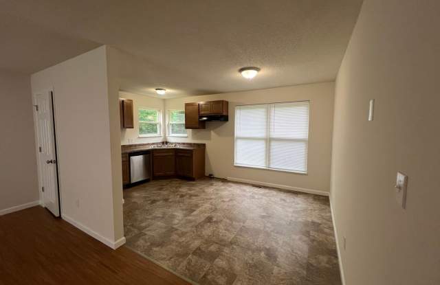 Spacious 4 bedroom Home conveniently located right off of I44 Gallery 3
