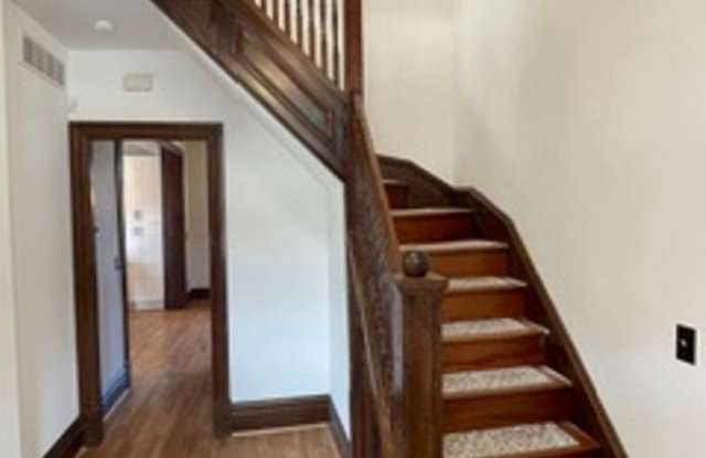 3 Level Fountain Park 4 bedroom. 3.5 bathroom rehabbed home. Gallery 3