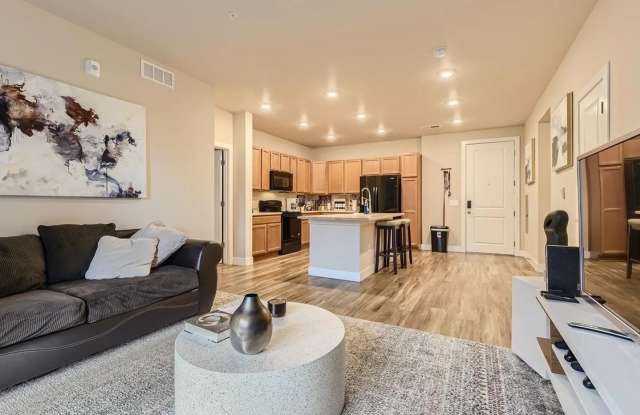 2 Bedroom Condo in Aurora Gallery 4