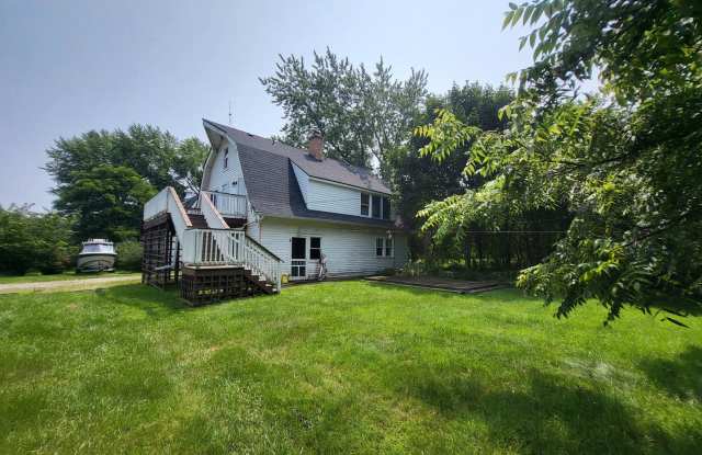 Secluded 4-Bedroom Carriage House with Workshop on Private Road photos photos