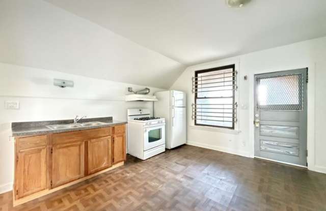 1607 McVicker Gallery 3