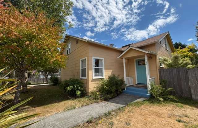 3+ Bedroom, 2 Bath Gardener's Dream Home in Sunny Blue Lake Gallery 1