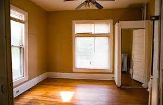 Spacious 6-Bedroom, 2-Bath Rental – 524 8th Ave SE #2 Gallery 3