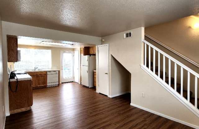 Cute 2 Bedroom 1 Bath Condo Daniels Avenue Vallejo New Flooring and Paint ***MOVE-IN SPECIAL*** Gallery 4