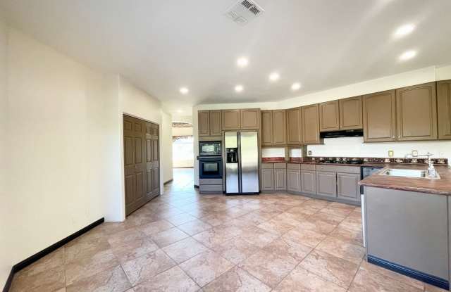 AVAILABLE NOW! 4 Bedroom 3 Bathroom PALM DESERT POOL HOME! Gallery 4