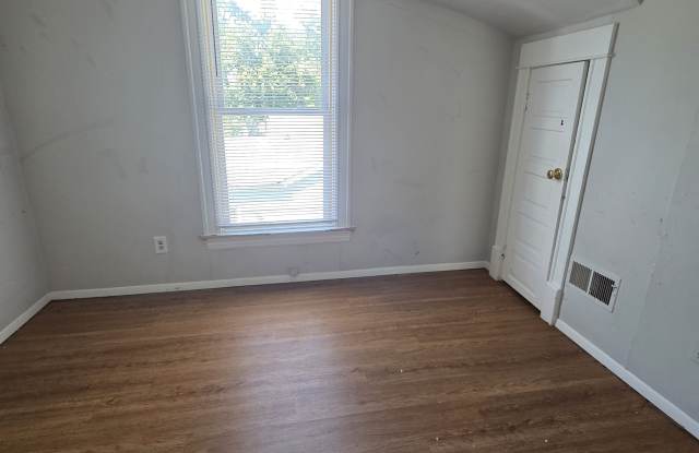 914 1/2 North Lee Street - Upper photos photos