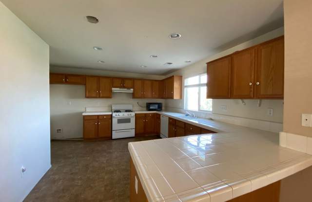 Upscale Home with Pool in Desirable Area Gallery 4