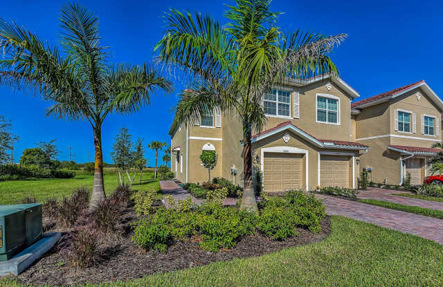 Townhouse/ 3 Bed/ 2.5 Bath/ 1 car garage/ No pool photos photos
