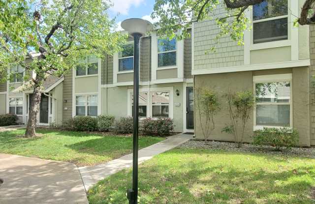 Spacious Townhome, A/C, 2c Garage, Renovated Kitchen, Beautiful Master Bathroom! Gallery 1