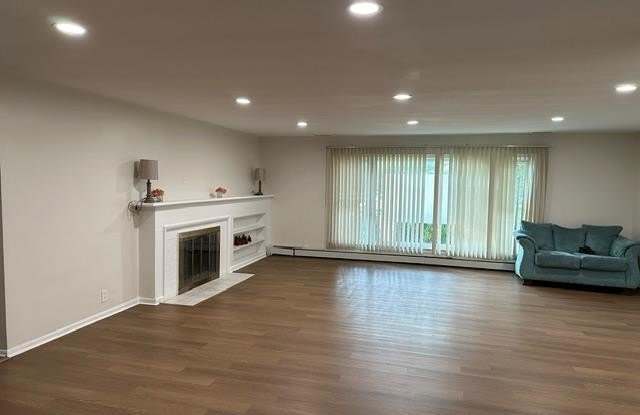4510 W Maple Road Gallery 4
