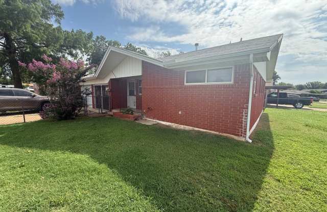 2 bed , 1 and a 1/2 bath, garage conversion with two living rooms and a storage space! Moore schools! This one wont last long photos photos