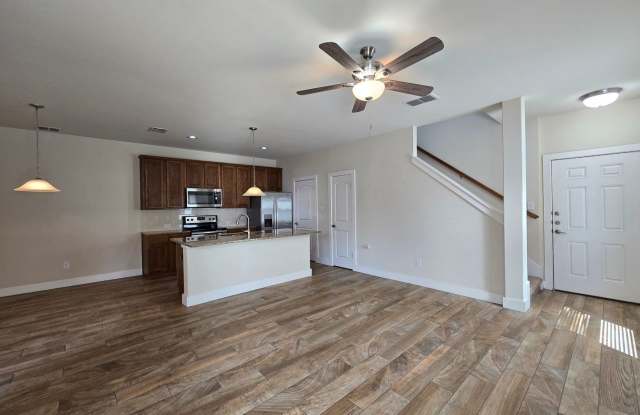 Walk to Faust St Bridge/ FRidge, Washer, &  Dryer Included/ Primary Bedroom 1st Floor /CISD Gallery 4
