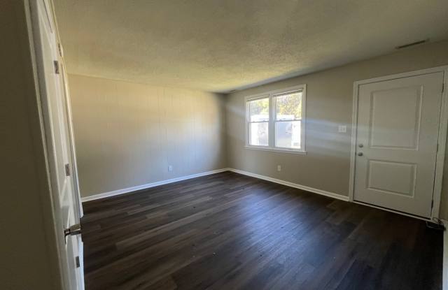 Cute 2 bedroom 1 bath duplex that is centrally located! Gallery 3