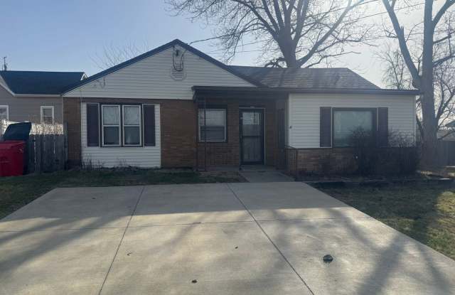 Welcome to this charming 2-bedroom, 1-bathroom house located in the desirable Peoria Heights, IL. photos photos