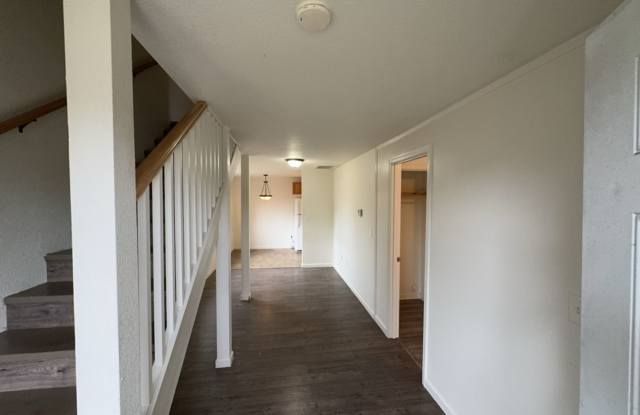 4 Bedroom 1.5 Bath Townhouse located in Arcata Gallery 4