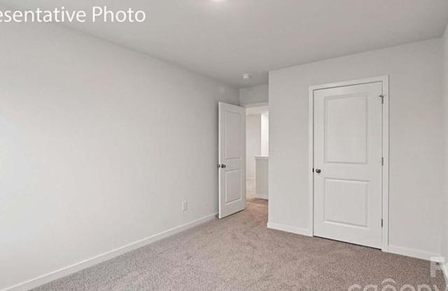 Brand New 4 Bedroom 2.5 Bath House in Hamptons of Hickory Gallery 3