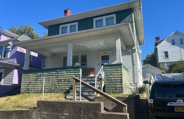 Downtown - 3 Bedroom House - Available 05/19/2027 Gallery 1