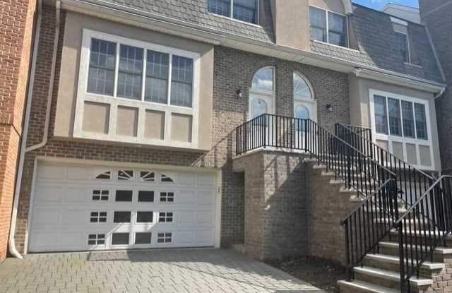 105 Stonegate Trail - 105 Stonegate Trail, Cresskill, NJ 07626