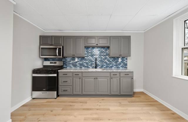 Beautiful 2 bedroom home in Coraopolis available August 1st! photos photos