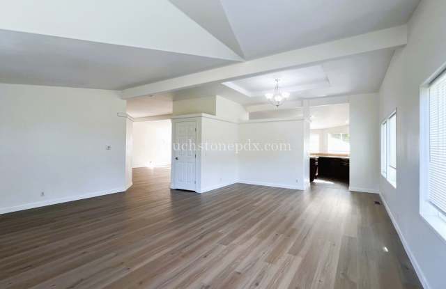 Spacious 3-Bedroom Home in West Linn Gallery 2