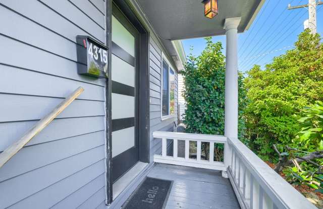 Amazing 3bed/4bath Home with 3 Additional Flex Rooms in University District! Gallery 1