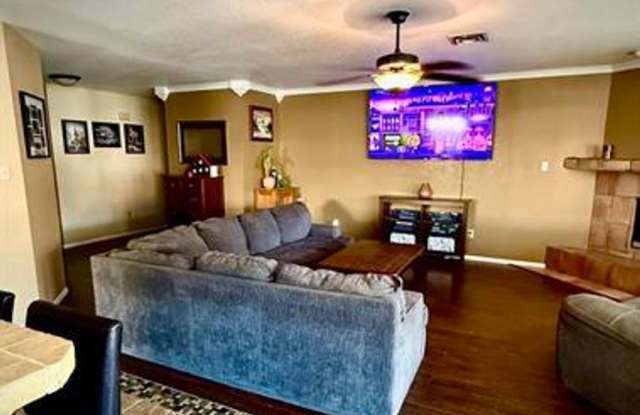 POOL & SOLAR HOME! Gallery 3