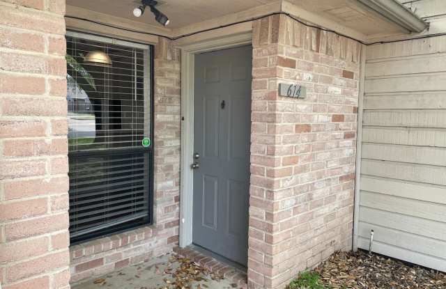 AUGUST PRE-LEASE! Spacious 2 Bedroom 2 Bathroom Duplex with Yard! photos photos AUGUST PRE-LEASE! Spacious 2 Bedroom 2 Bathroom Duplex with Yard! photos photos