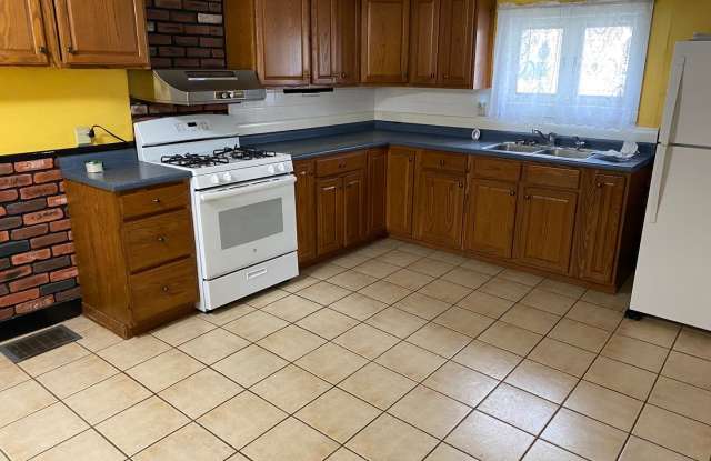 3 Bedroom 2 Bath Home with HEAT INCLUDED! Gallery 1