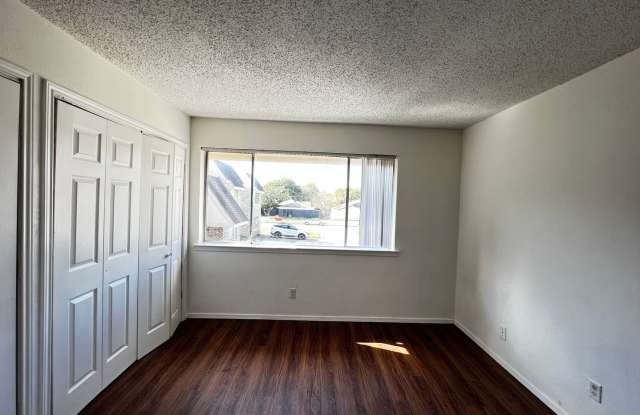 Location! Location! Location! Lovely 2-Story Townhouse Gallery 4