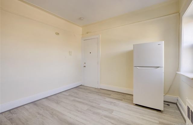 51 Georgia Avenue unit: 4 photos photos