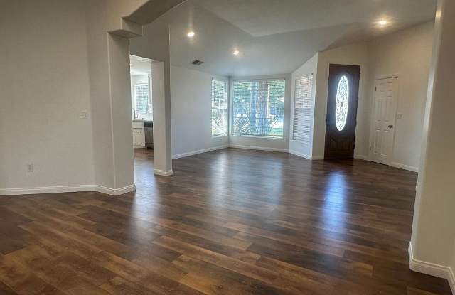 **MOVE IN SPECIAL ** - Spacious 3BD/2.5BA Home in Bakersfield's Desirable 93311 — HOA Community, Pool, Fireplace, Garage & Small Pets Welcome! Gallery 4