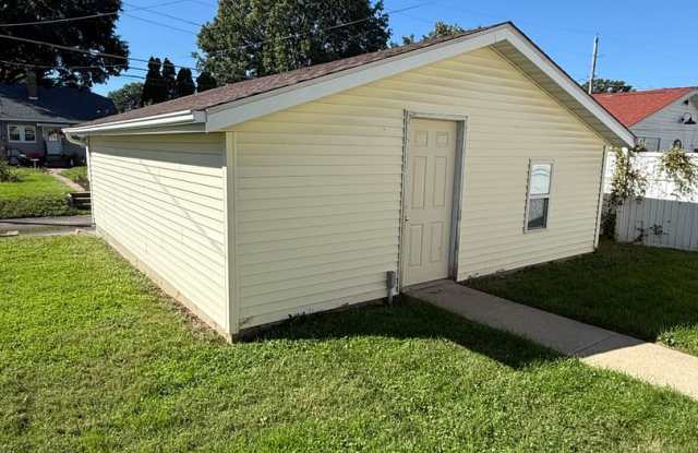 Spacious 4 Bedroom Home with Private Backyard & Garage! – 2950 Arlington Ave., Davenport, IA 52803 Gallery 4