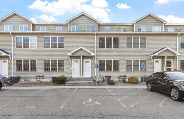 10 Steeple Chase Drive - 10 Steeple Chase Drive, Rockingham County, NH 03841