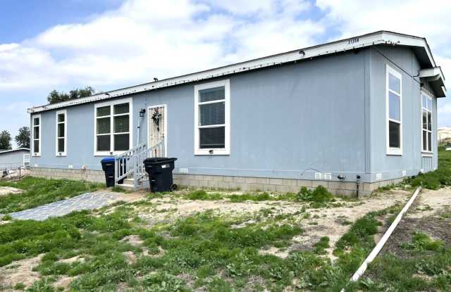 MOVE IN READY! SPACIOUS 3 BEDROOM, 2 BATHROOM HOME IN PERRIS! photos photos