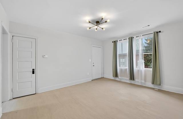 1239 Penn St NE photos photos