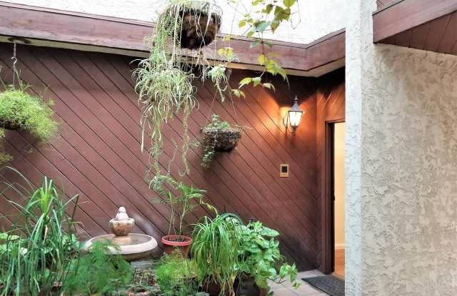 5249 Newcastle Ave Unit #2 Gallery 4