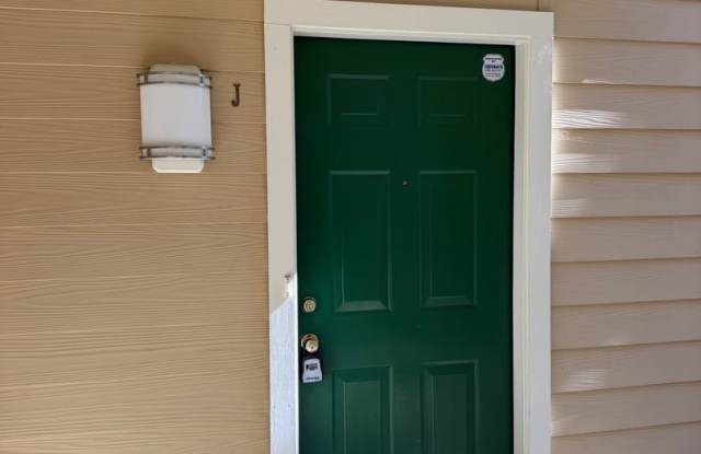 2 BEDROOM AND 2 FULL BATH GROUND LEVEL CONDO Gallery 1