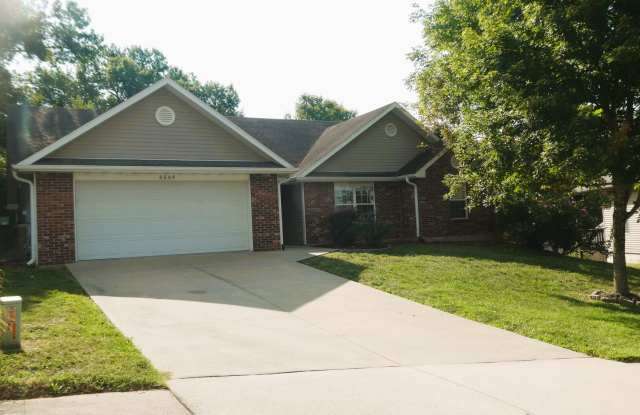 4 Bedroom Home, South Columbia with a short term option to 5/31/27 Gallery 1