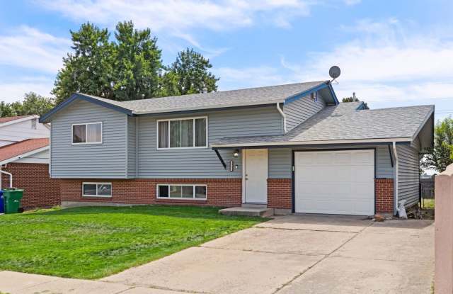 4 bedroom with large backyard photos photos