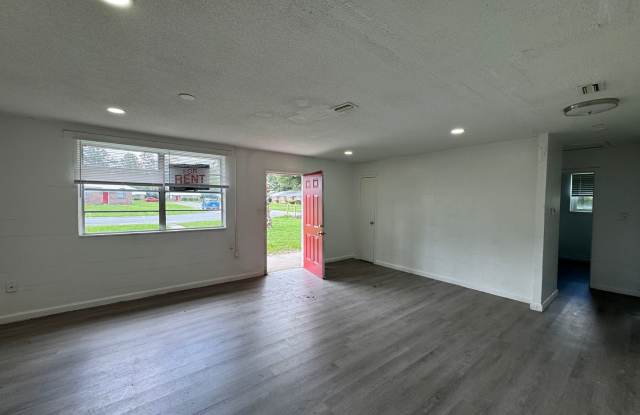 Remodeled 3 Bedroom, 1 Bathroom Brick Apartment near Downtown Live Oak Gallery 3