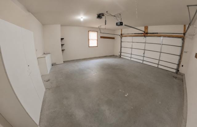 Beautiful Single Family Home on the West-Side + Fully Fenced in Yard + Close to Anneberg Park! Available Now! Gallery 4