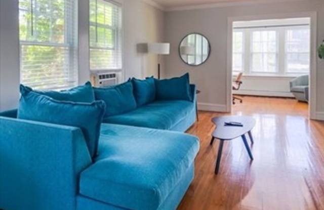 Charming 6 Bedroom-No Broker Fee Gallery 1